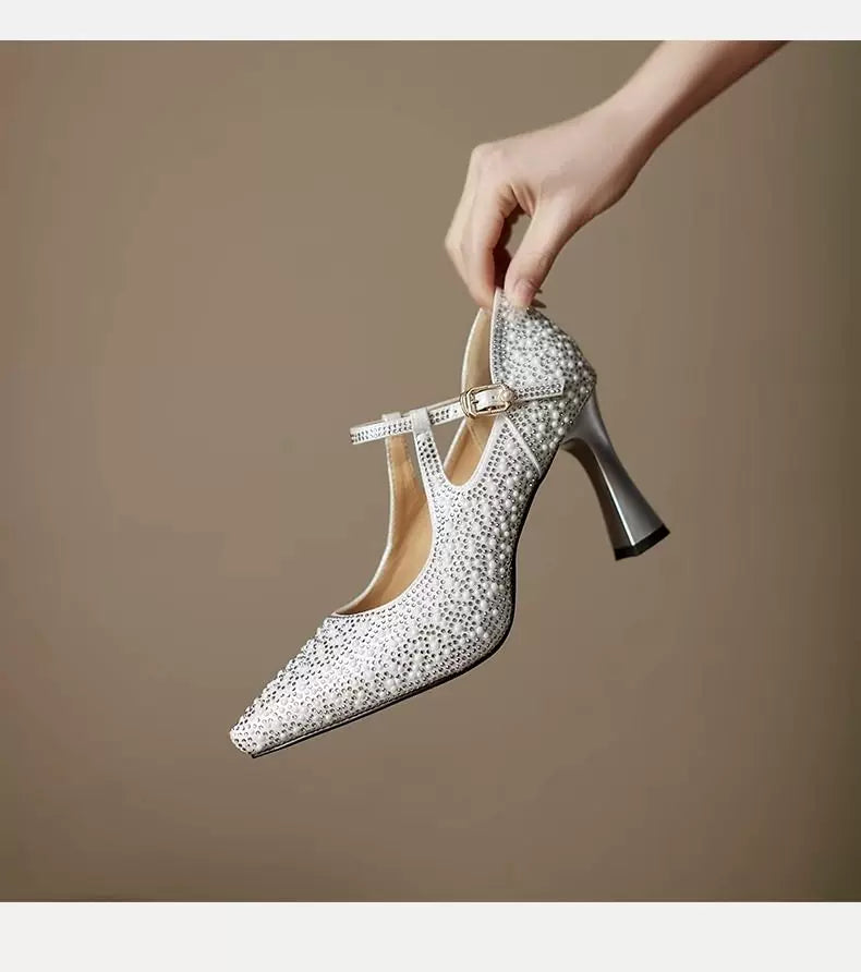 A single pair of shoes for wedding banquets with a medium, slender heel and a dress and cheongsam