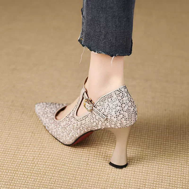 A single pair of shoes for wedding banquets with a medium, slender heel and a dress and cheongsam