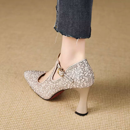 A single pair of shoes for wedding banquets with a medium, slender heel and a dress and cheongsam