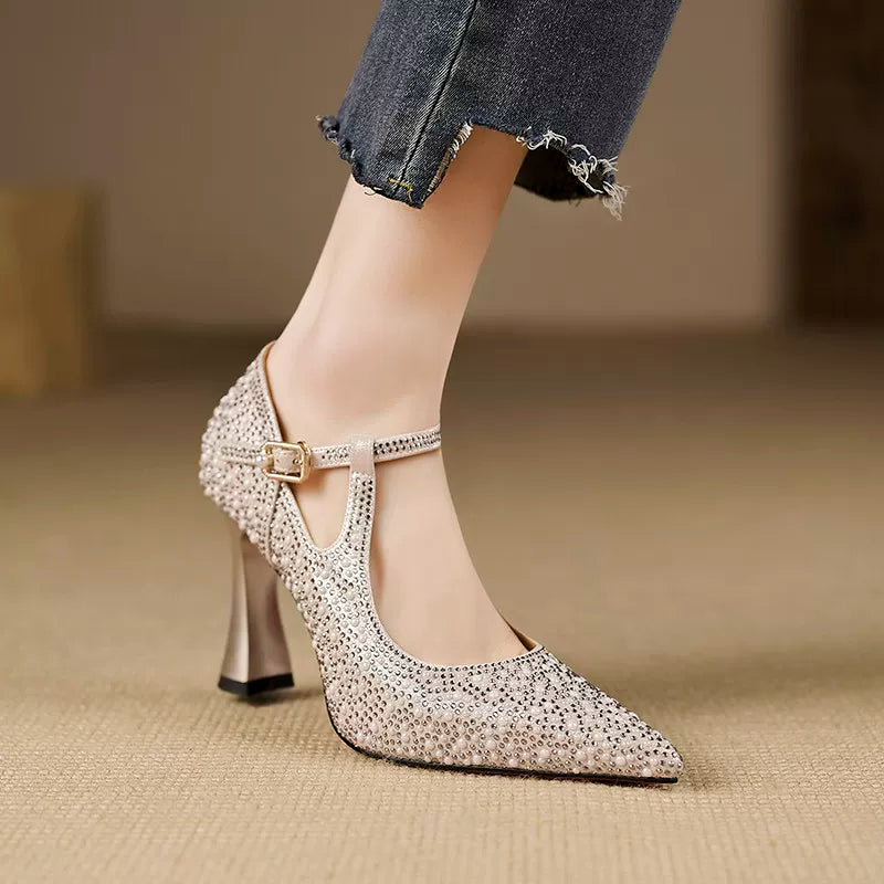 A single pair of shoes for wedding banquets with a medium, slender heel and a dress and cheongsam