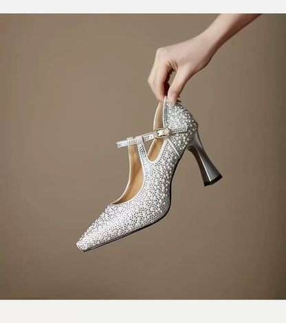 A single pair of shoes for wedding banquets with a medium, slender heel and a dress and cheongsam