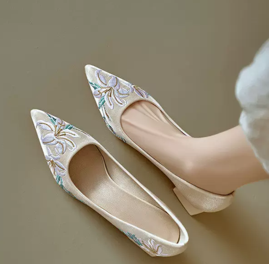 Women’s Embroidered Block Heel Pumps – Elegant Pointed Toe Dress Shoes