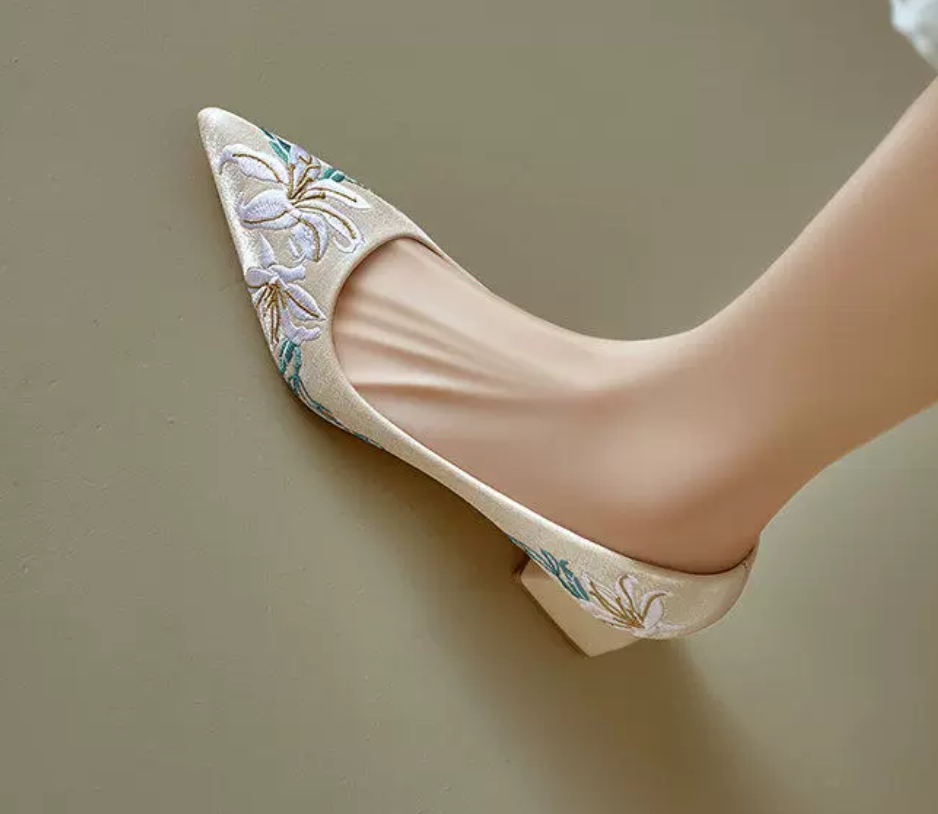 Women’s Embroidered Block Heel Pumps – Elegant Pointed Toe Dress Shoes