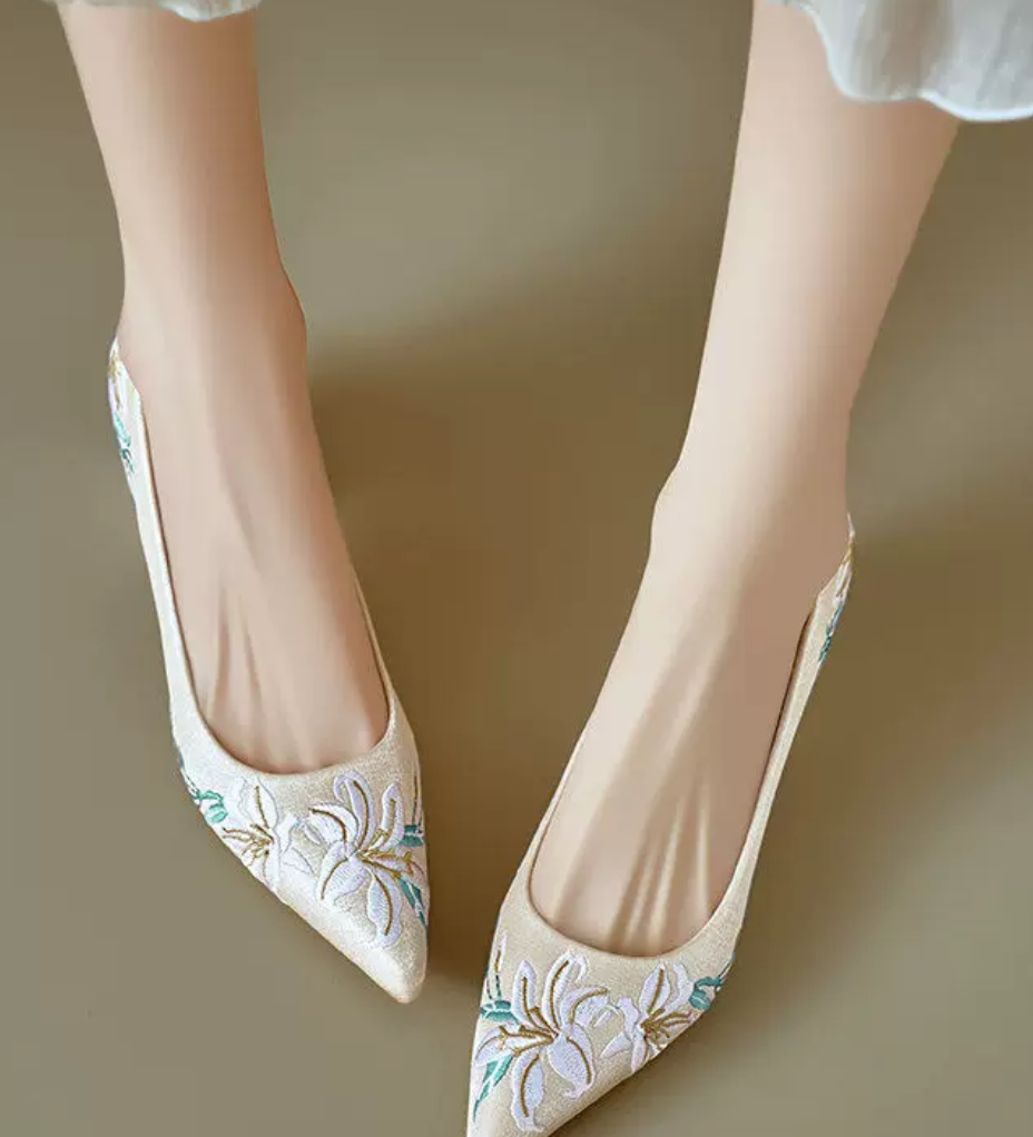 Women’s Embroidered Block Heel Pumps – Elegant Pointed Toe Dress Shoes